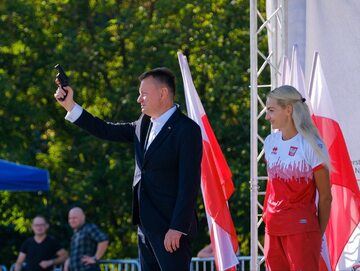 Szef MON Mariusz Błaszczak i lekkoatletka Justyna Święty-Ersetic zainaugurowali „Bieg na piątkę”, 15 sierpnia