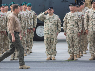 Szef MON Mariusz Błaszczak wita żołnierzy wracających z Afganistanu