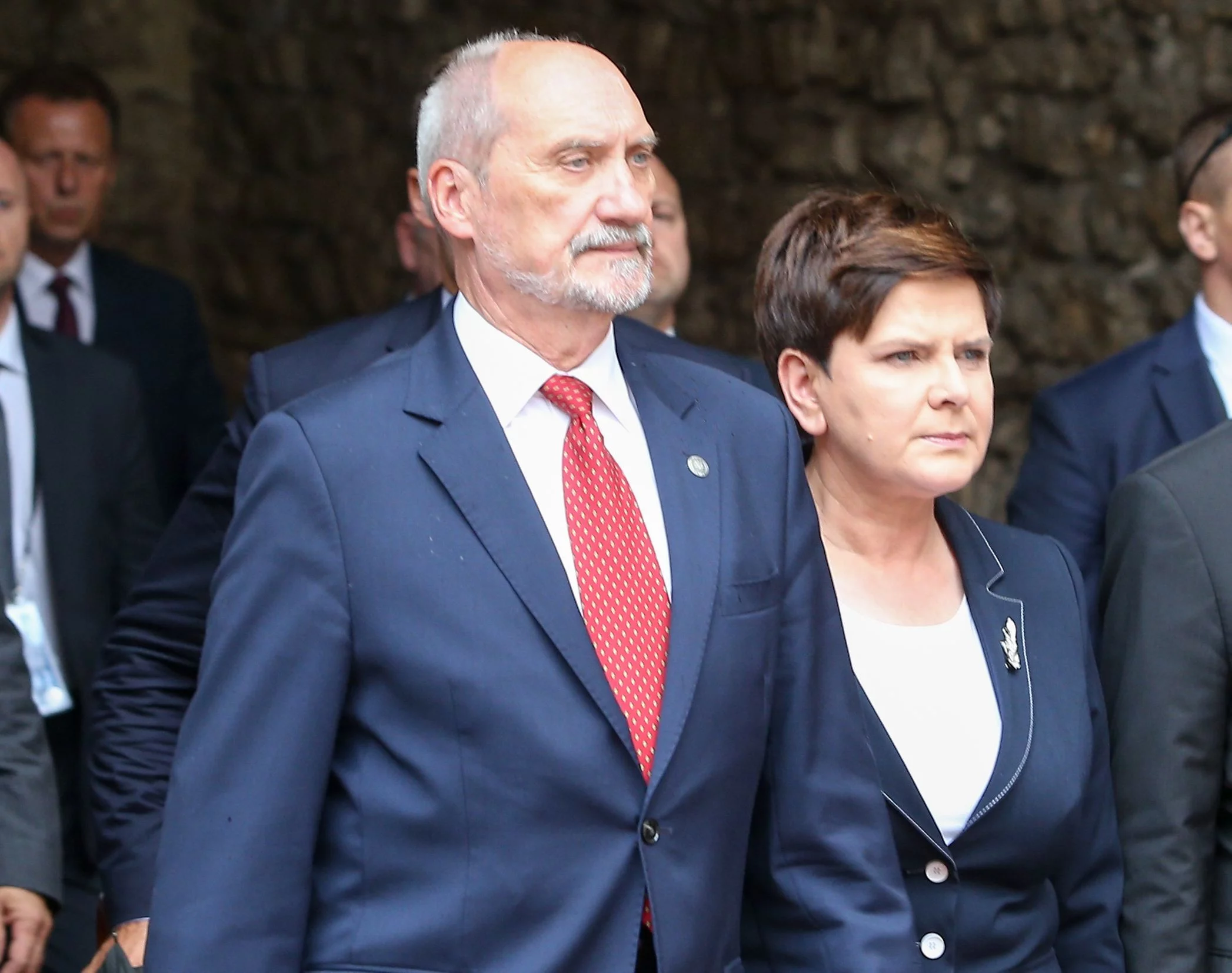 Minister obrony narodowej Antoni Macierewicz; obok premier Beata Szydło