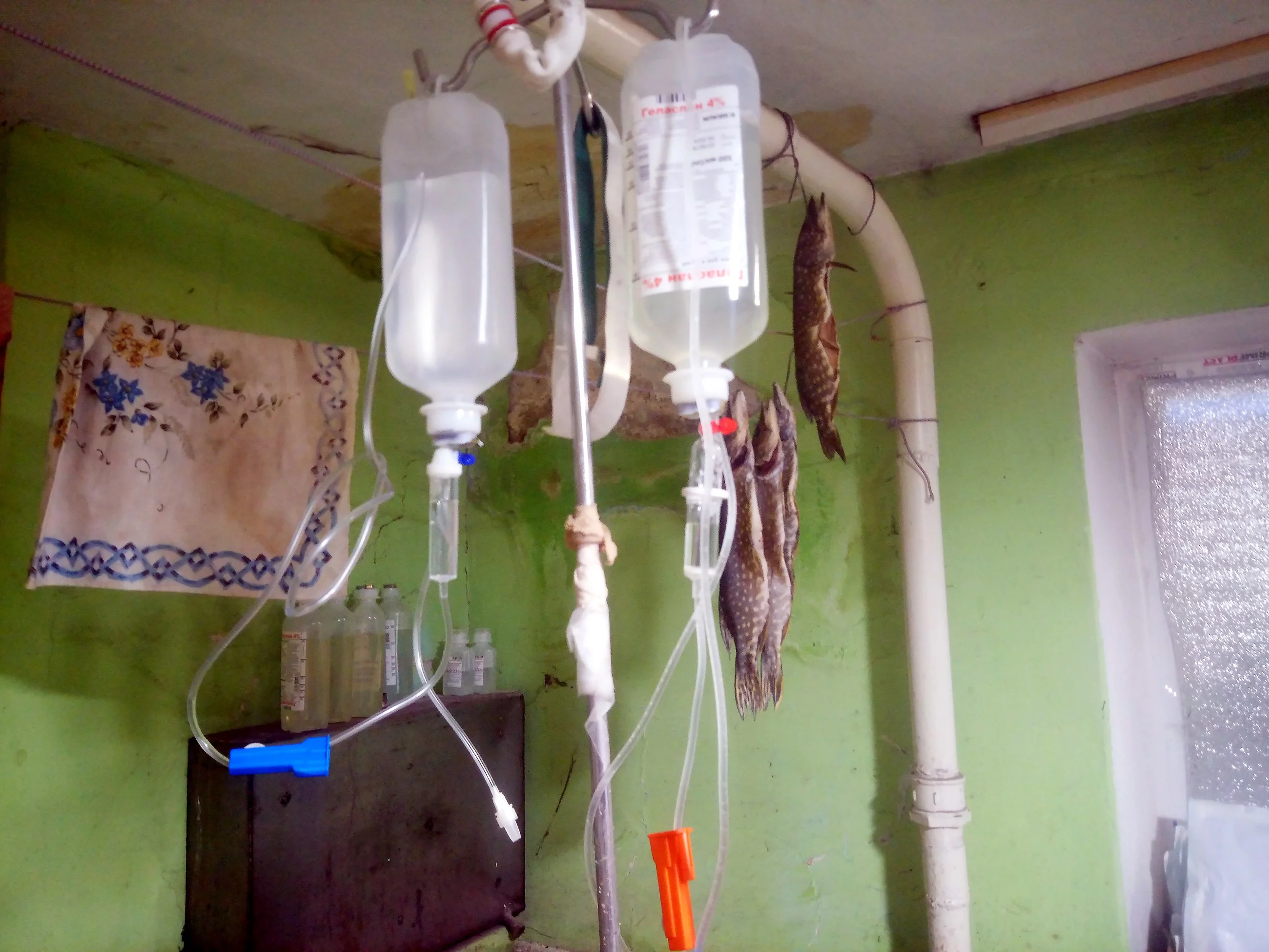 Kroplówki i suszone ryby w punkcie stabilizacyjnym w Karliwce, gdzie trafiają ranni spod Awdijiwki czy Marjinki