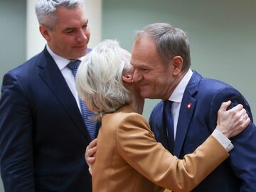 Szefowa KE Ursula von der Leyen wita premiera RP Donalda Tuska na szczycie w Brukseli