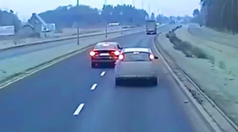 Szeryf ze Skody wyhamowuje inne auto