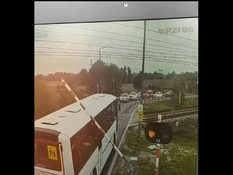 Szkolny autobus utknął na przejeździe