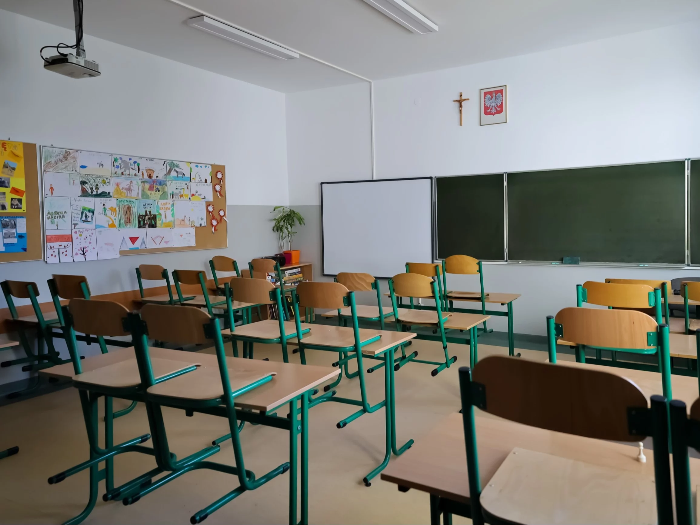 MEN stoi przed potężnym problemem. Szkoły gorączkowo szukają nauczycieli