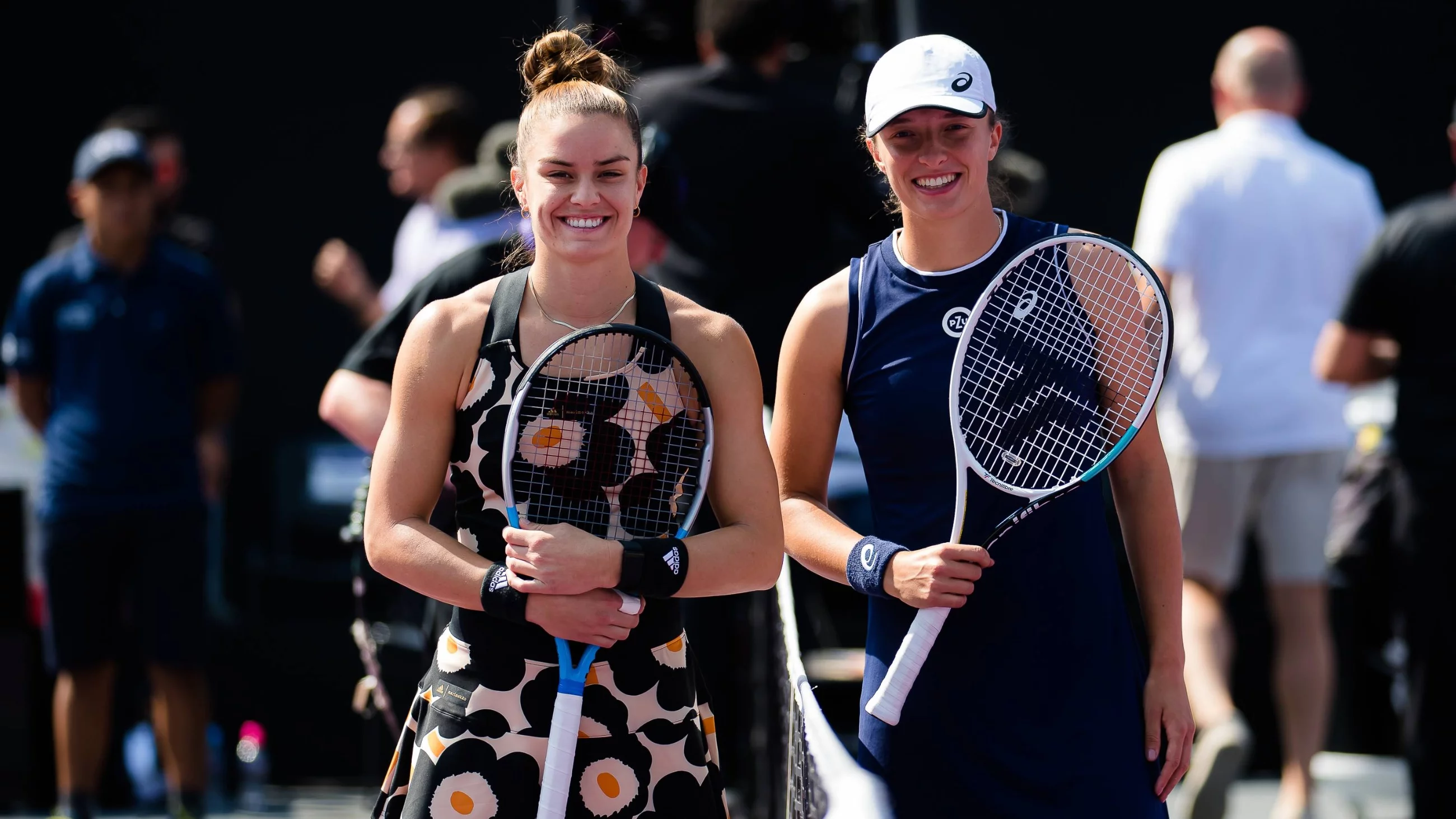 Maria Sakkari (L) i Iga Świątek (P)