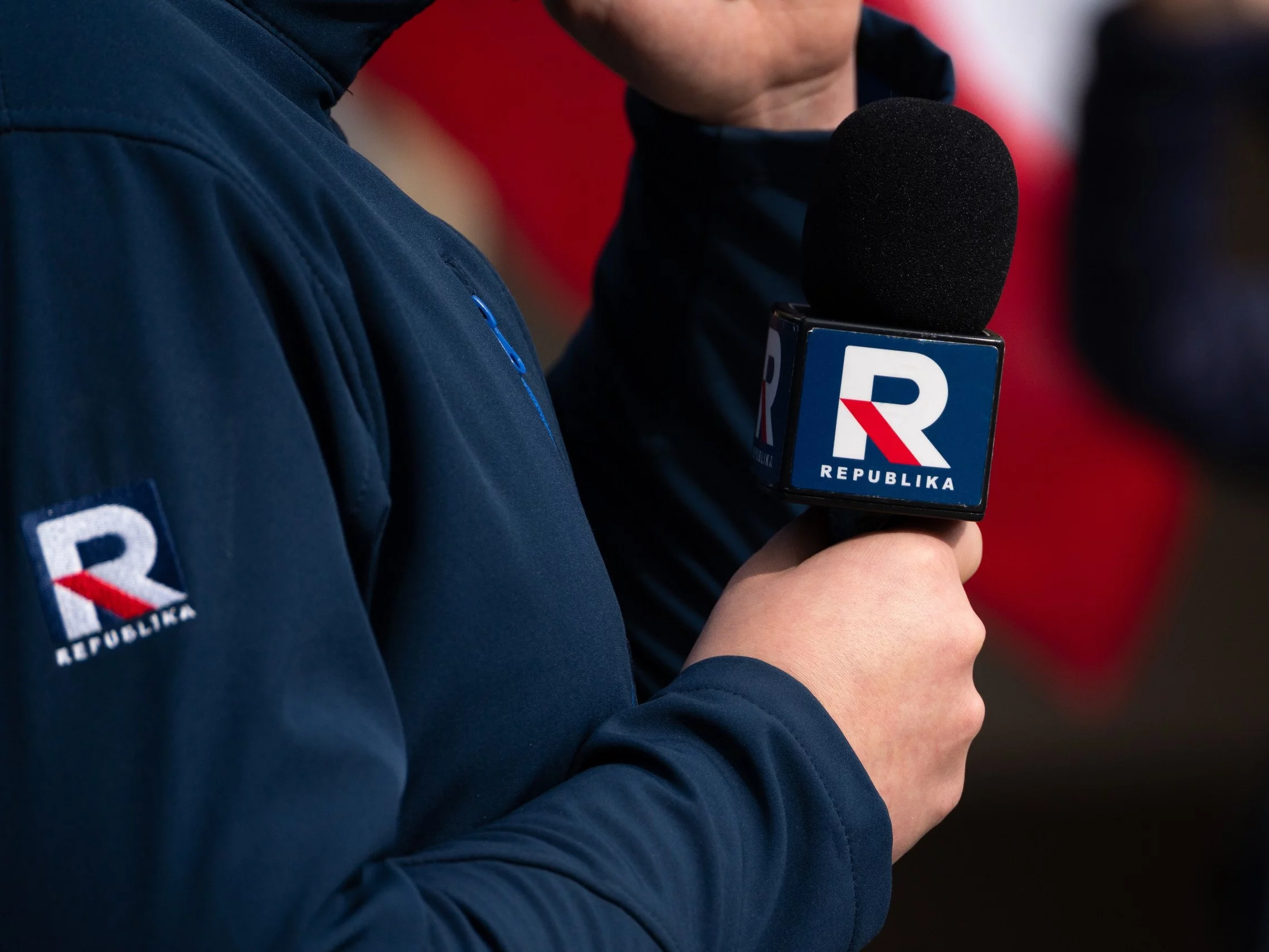 Ktoś wpychał pieniądze do kieszeni reportera TV Republika. Incydent podczas relacji na żywo