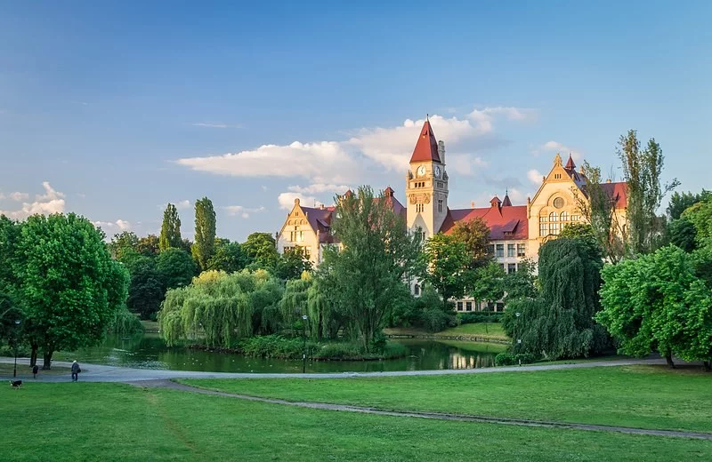 Park Stanisława Tołpy, z widokiem na budynek politechniki