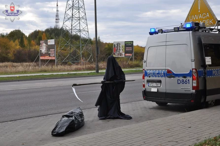 Śmierć stojąca nad ofiarą wypadku drogowego