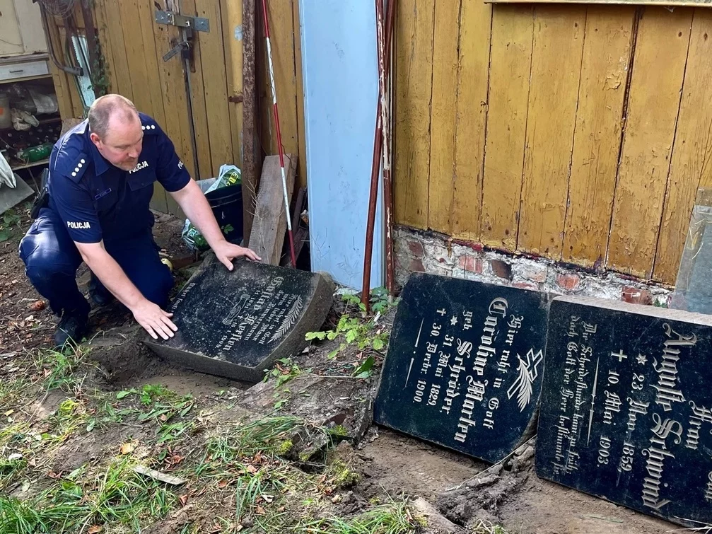 Policja przy skradzionych płytach nagrobnych
