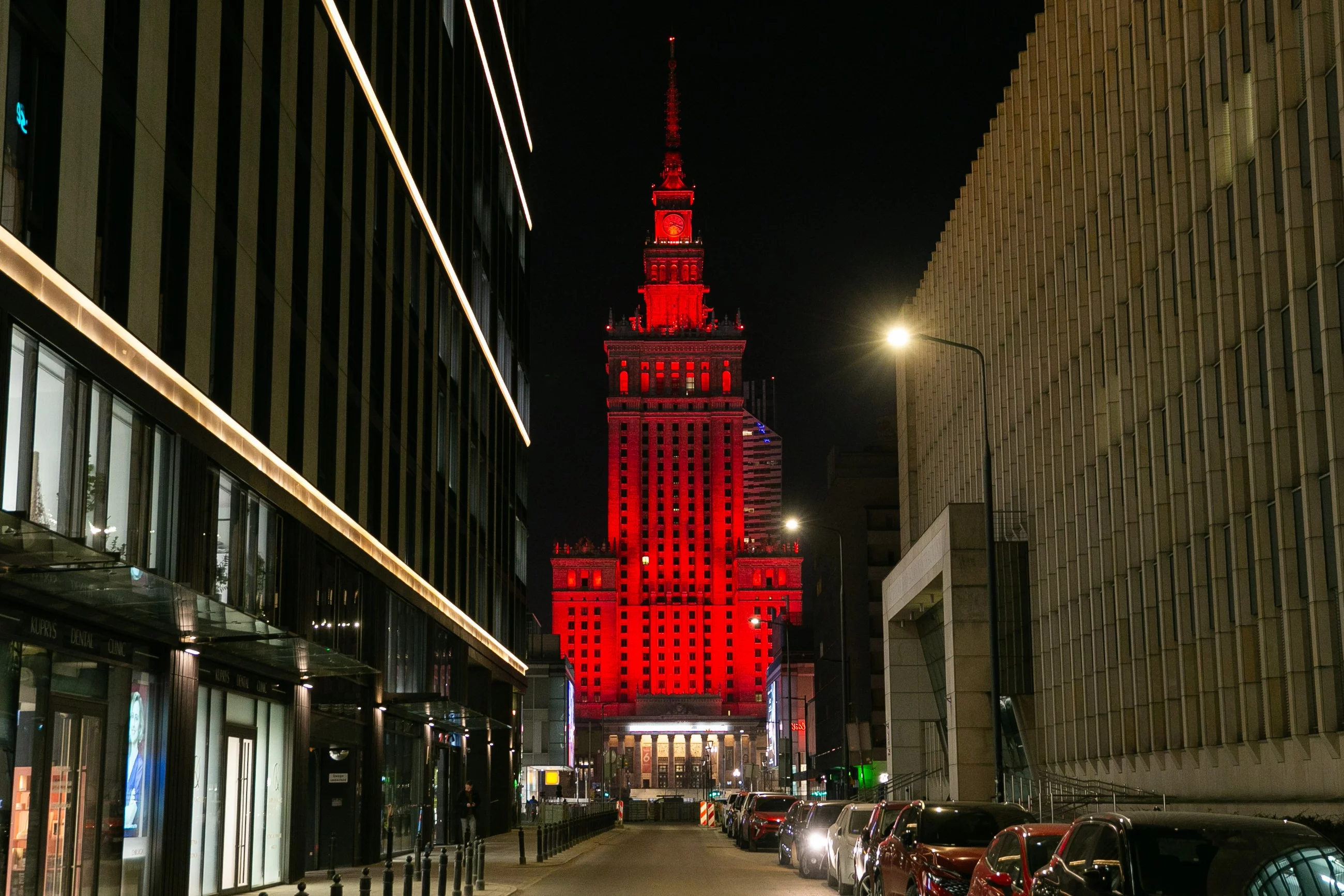 Pałac Kultury i Nauki podświetlony na czerwono w ramach
globalnej inicjatywy Myeloma Action Month 2026