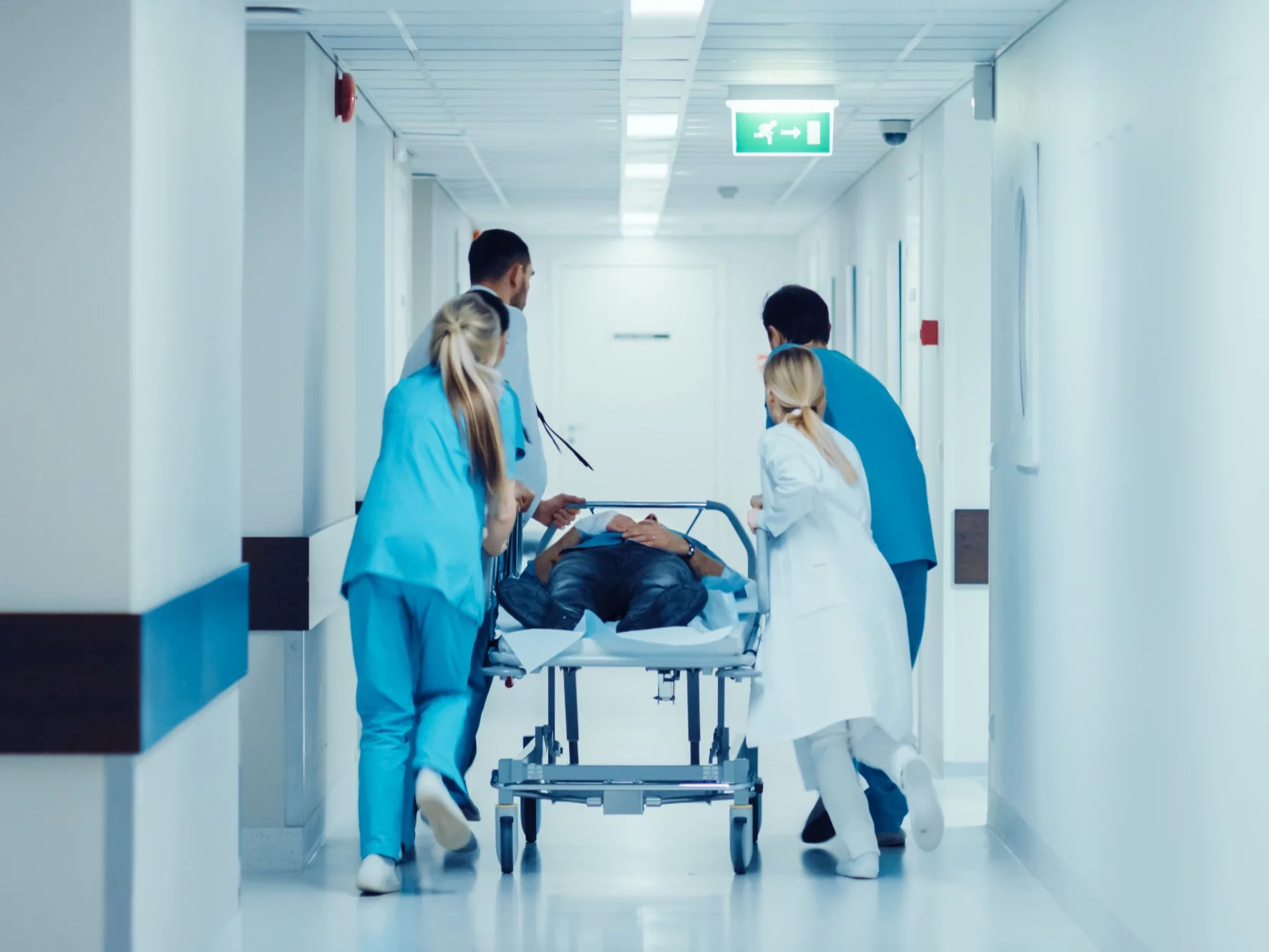 Lekarze, pielęgniarki i sanitariusze na oddziale ratunkowym, zdjęcie ilustracyjne