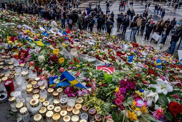 Sztokholm, mieszkańcy upamiętniają ofiary zamachu z 7 kwietnia