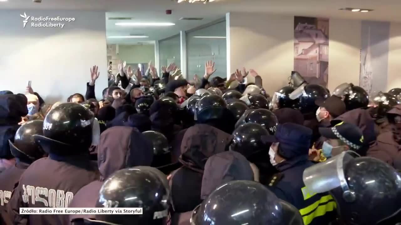 Niespokojnie w Gruzji. Lider opozycji zatrzymany podczas szturmu na biuro jego partii