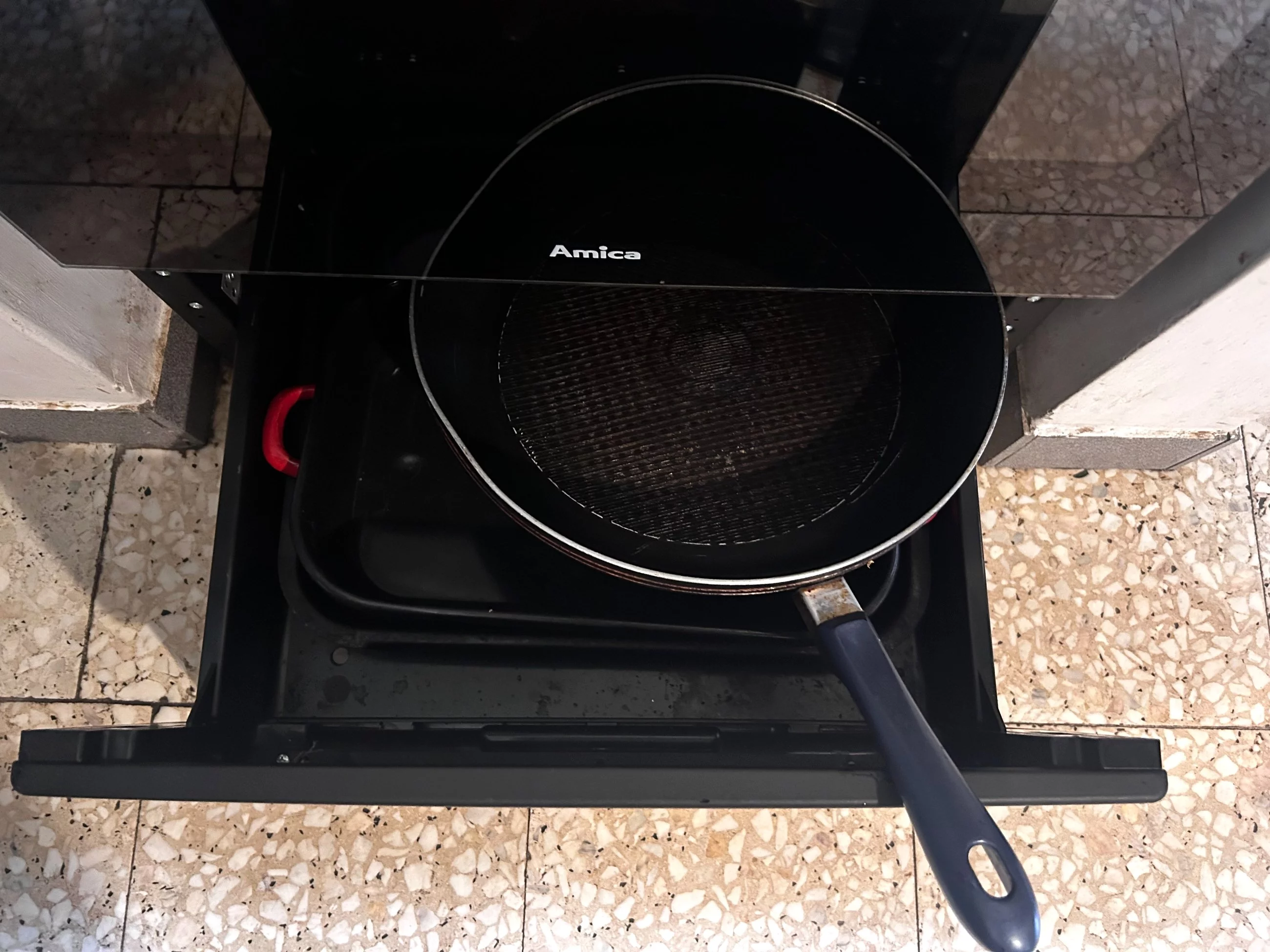 Szuflada pod piekarnikiem