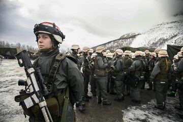 Szwedzcy żołnierze uczestniczący gościnnie w ćwiczeniach NATO