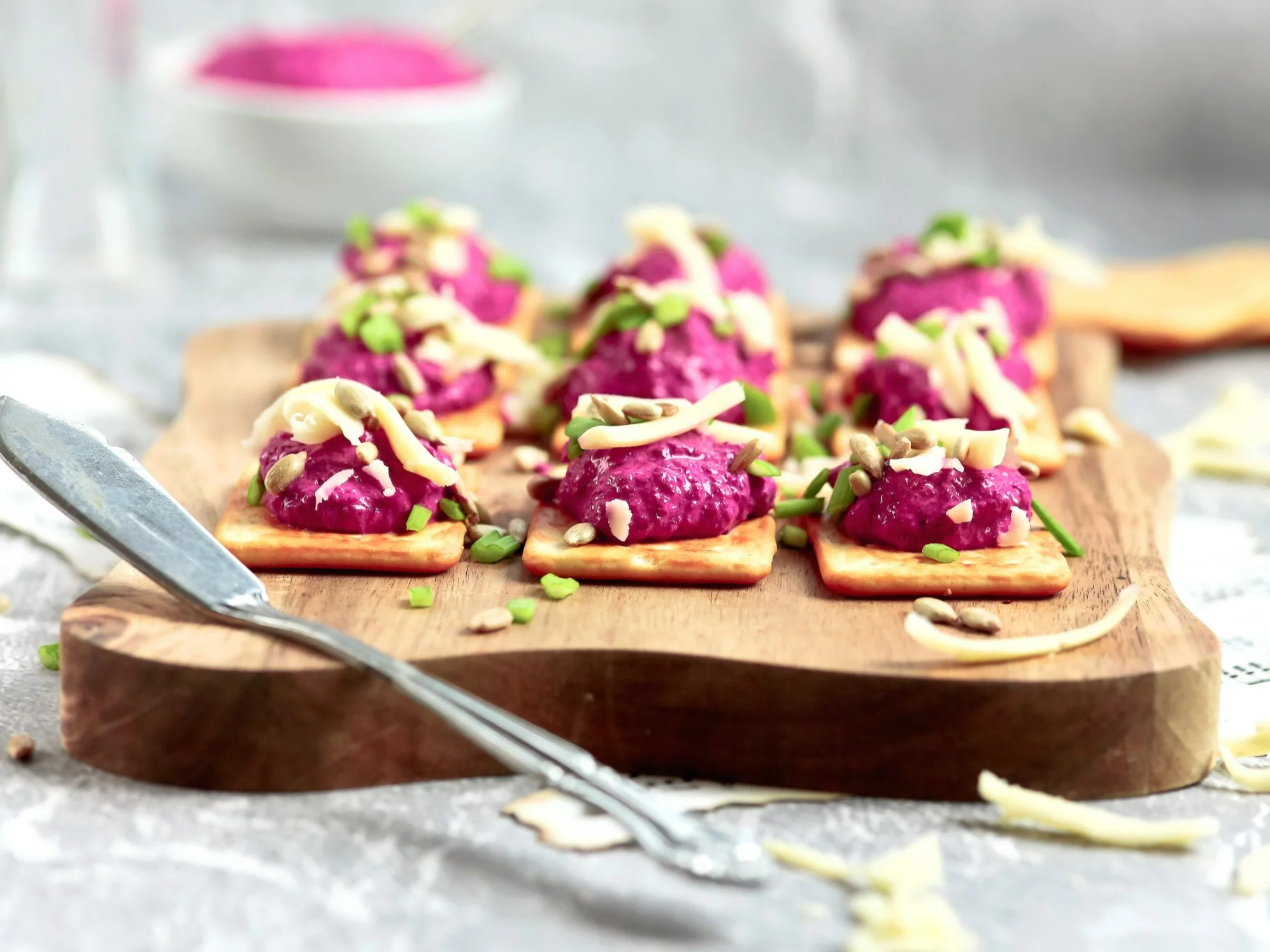 Przekąska z krakersów z pastą buraczaną