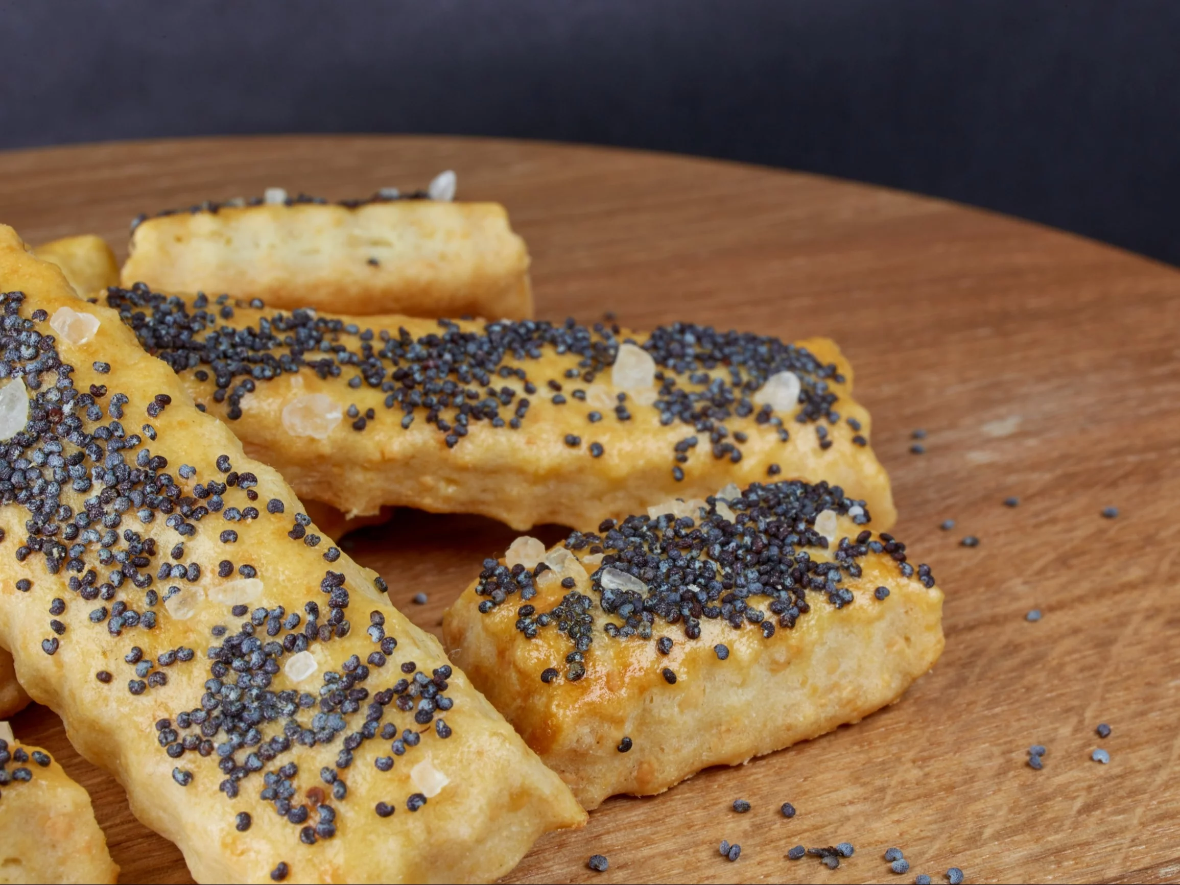 Przekąska z ciasta francuskiego z makiem