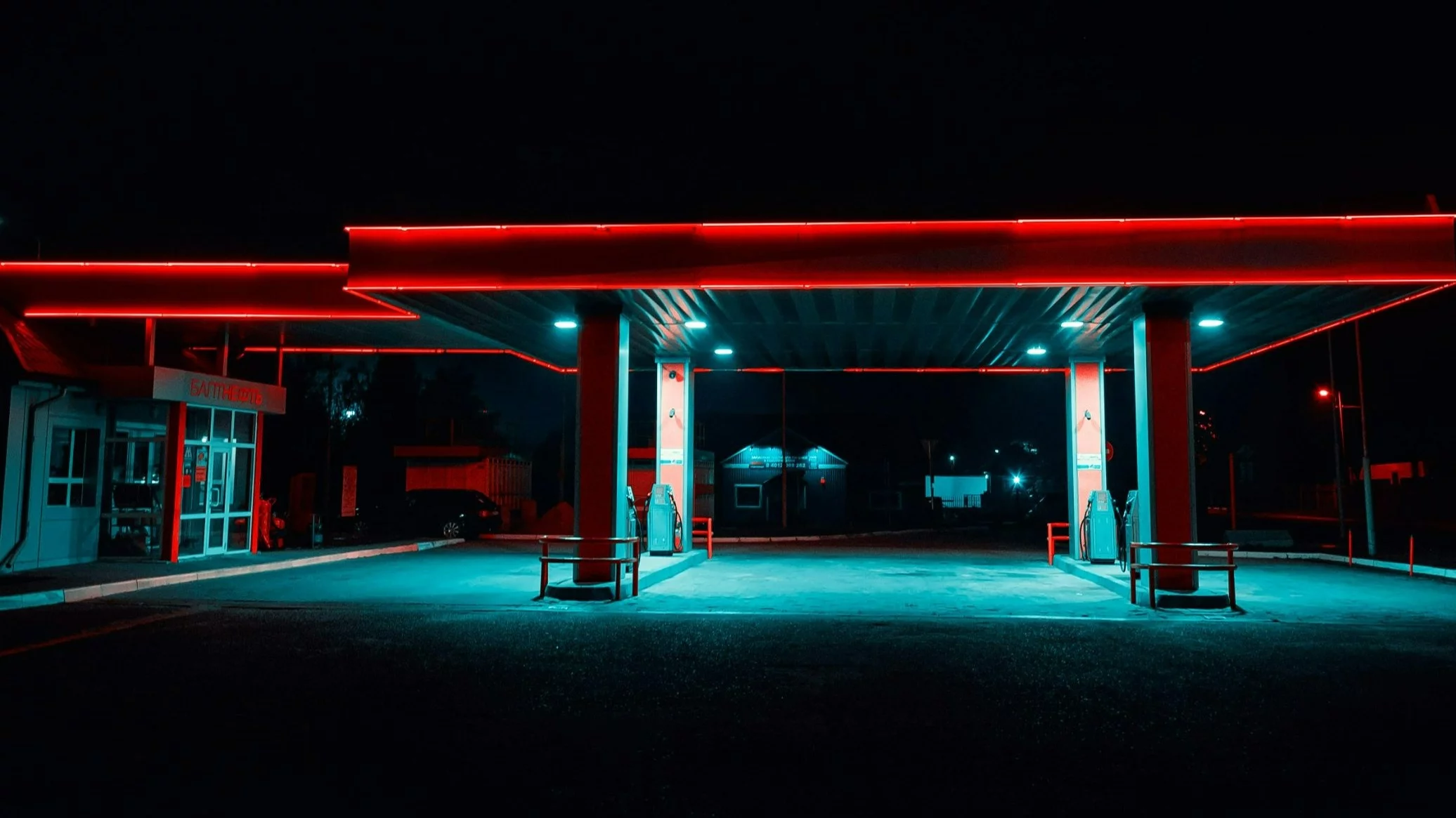 Stacja benzynowa nocą