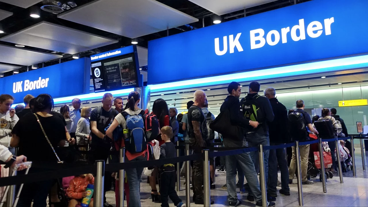 Kolejka do kontroli granicznej na lotnisku Heathrow