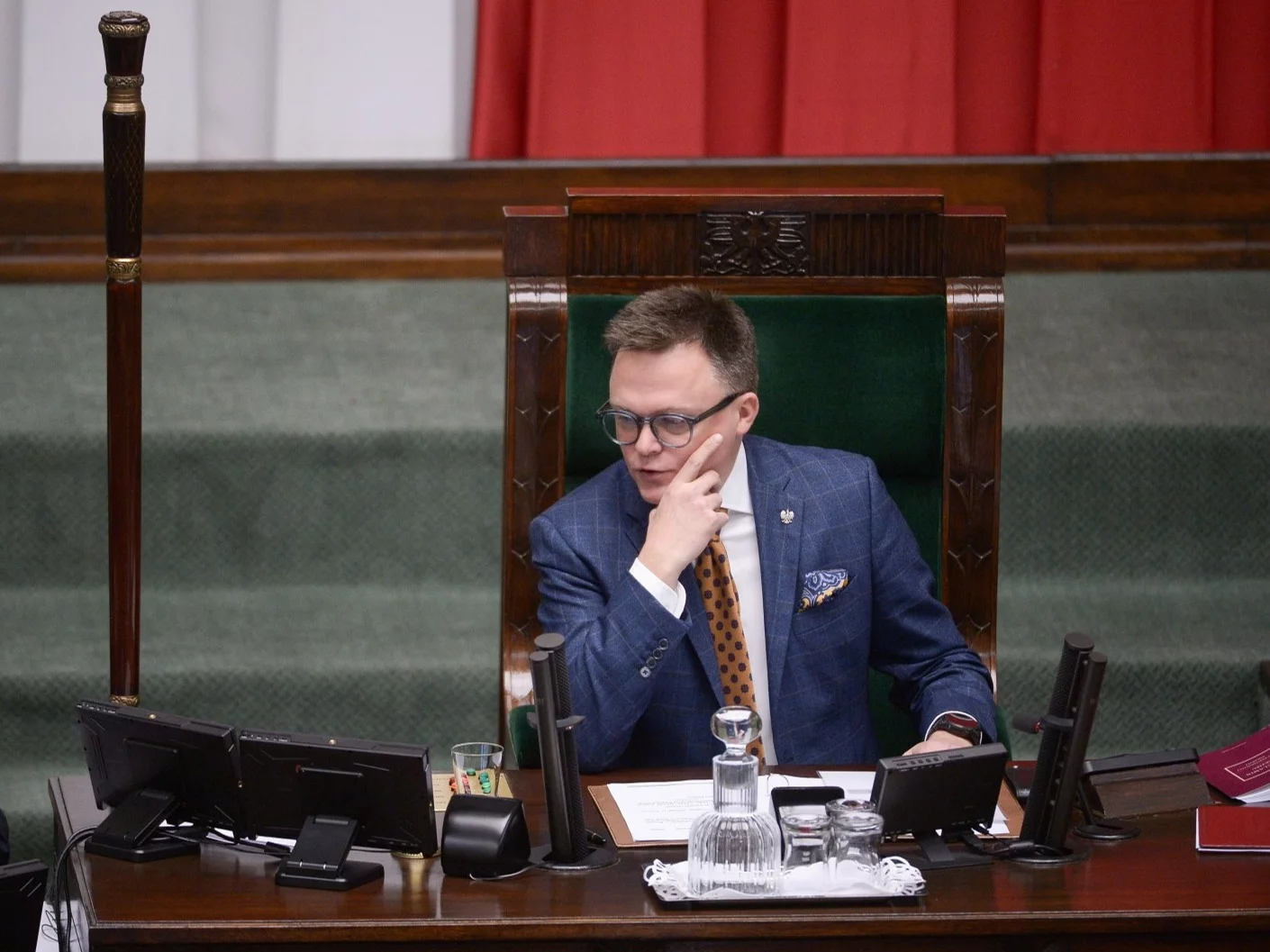 Marszałek Sejmu Szymon Hołownia na sali obrad Sejmu w Warszawie