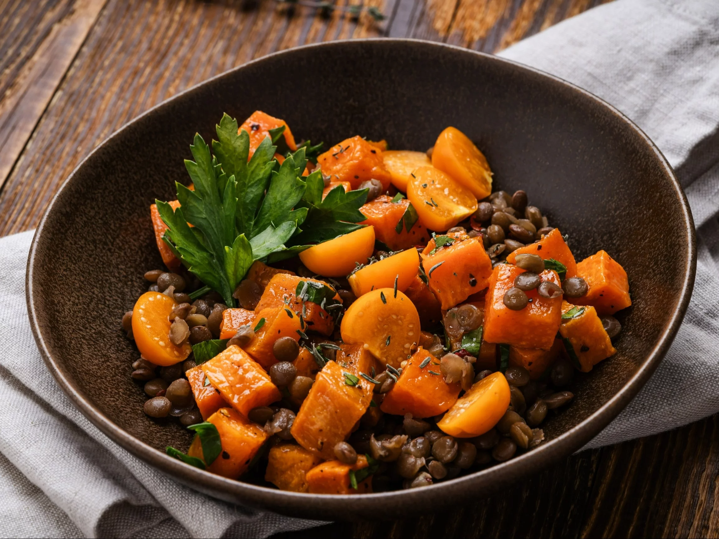Ciepła sałatka z brązową soczewicą