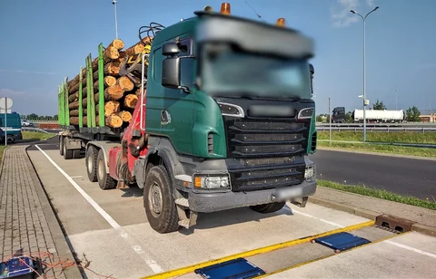TIR był przeładowany o 18 ton