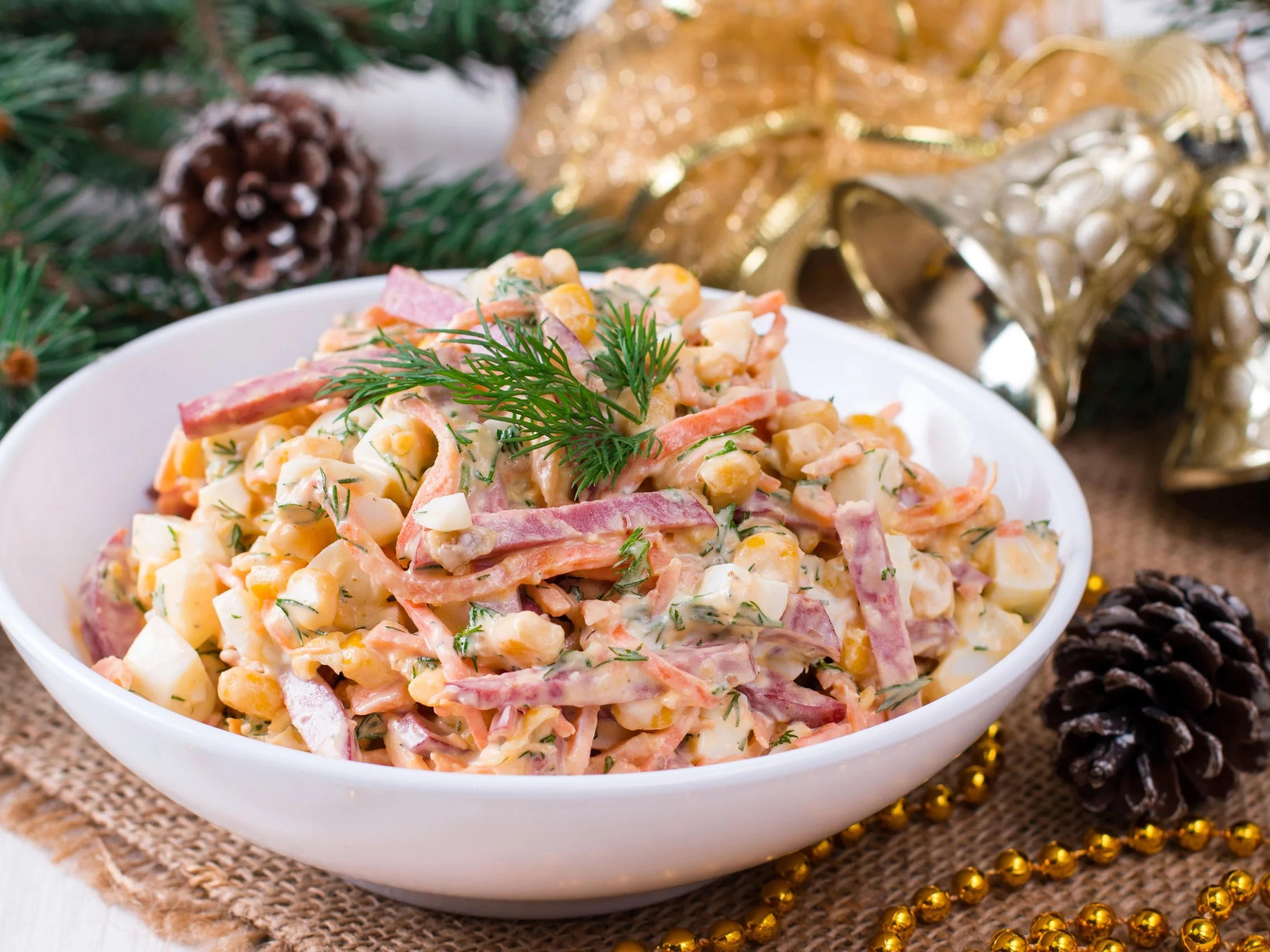 Niepozorna, ale uzależnia od pierwszego kęsa. Ta sałatka to hit Sylwestra i każdej domówki