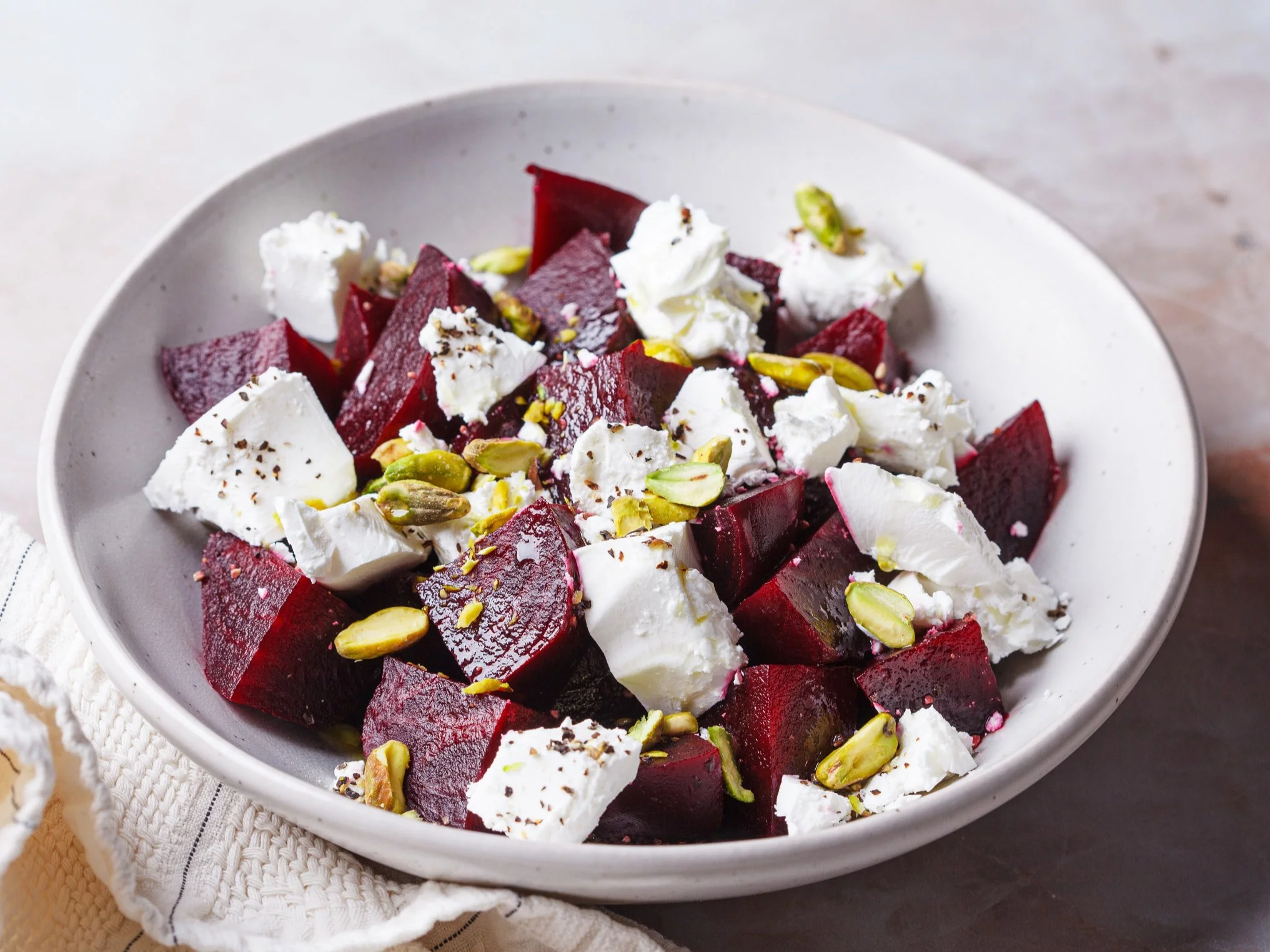 Sałatka z buraków z serem feta i pistacjami