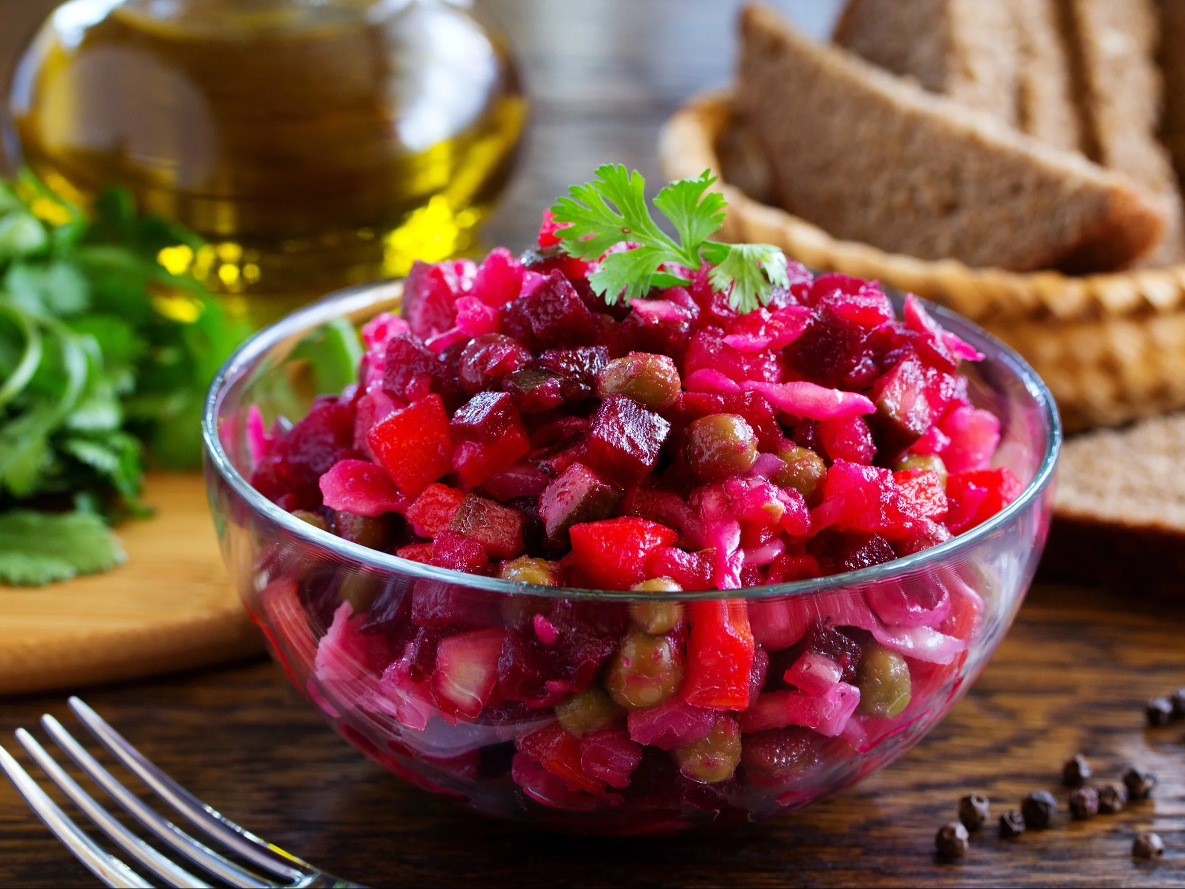 Ta wigilijna sałatka z buraków wygląda skromnie, ale uzależnia już po pierwszej łyżce