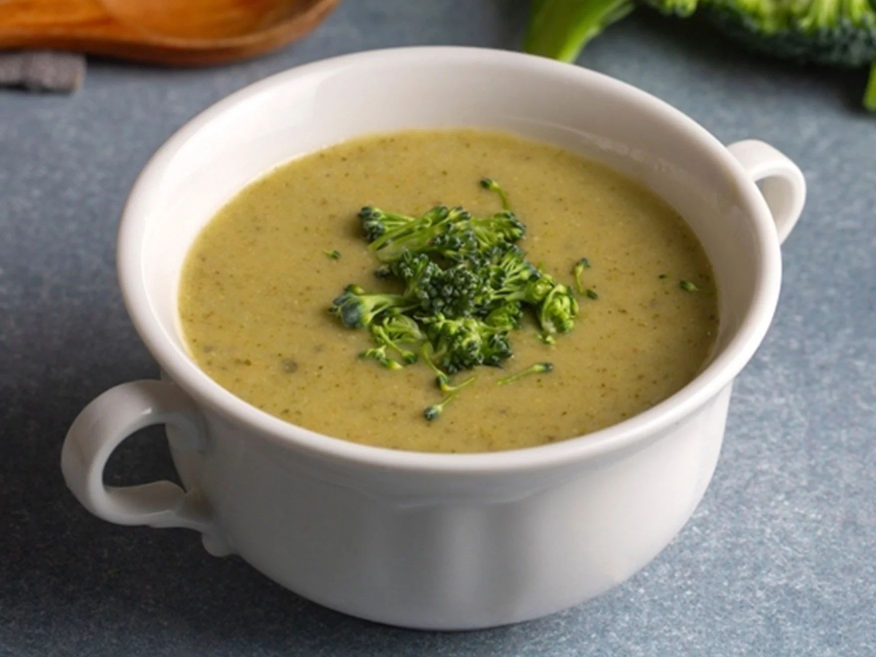 Ta zielona zupa świetnie działa na ciśnienie. A jeden zdrowy ser sprawia, iż smakuje obłędnie