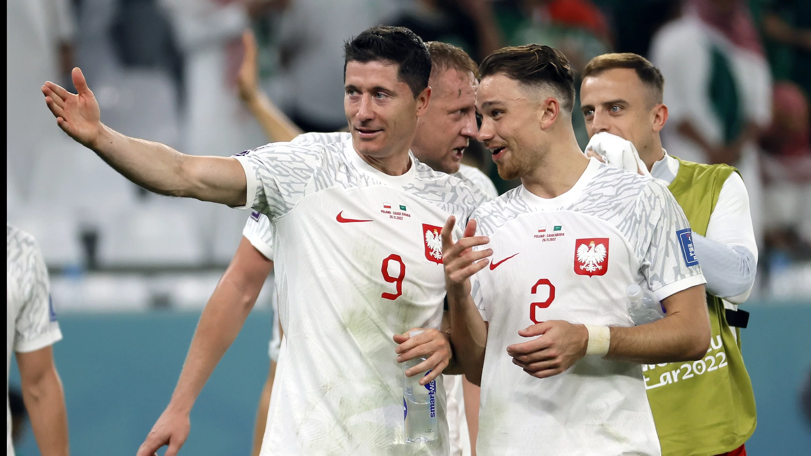 Robert Lewandowski, Matty Cash, w tle Kamil Glik i Kamil Grosicki