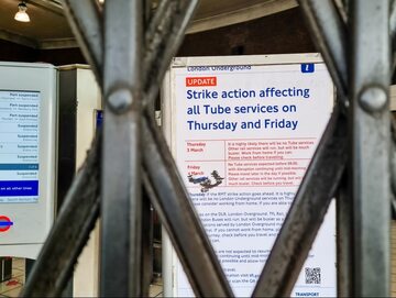 Tablica informująca o strajku pracowników londyńskiego metra. Zdjęcie poglądowe, zostało wykonane w marcu 2022 r.