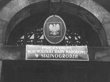 Tablica na gmachu publicznym w Katowicach przemianowanych na Stalinogród po śmierci Stalina