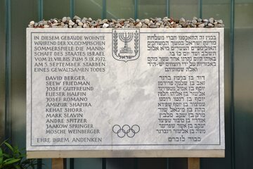Tablica pamiątkowa w wiosce olimpijskiej w Monachium