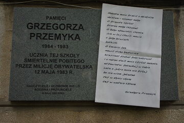 Tablica upamiętniająca Grzegorza Przemyka