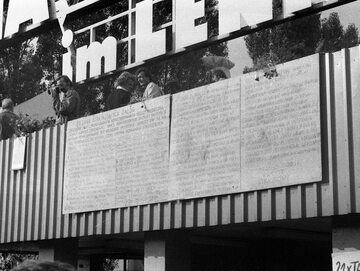 Tablice z 21 postulatami Międzyzakładowego Komitetu Strajkowego umieszczone na budynku portierni przy Bramie nr 2 Stoczni Gdańskiej im. Lenina