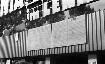 Tablice z 21 postulatami Międzyzakładowego Komitetu Strajkowego umieszczone na budynku portierni przy Bramie nr 2 Stoczni Gdańskiej im. Lenina