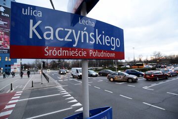 Tabliczka z ulicą Lecha Kaczyńskiego w Warszawie