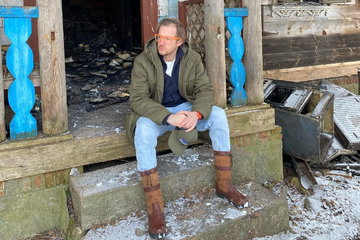 Tadeusz Mueller na ganku spalonego domu