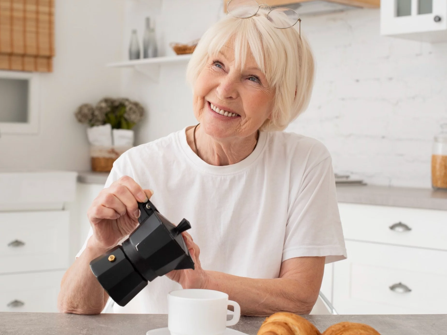 Starsza kobieta z kawą