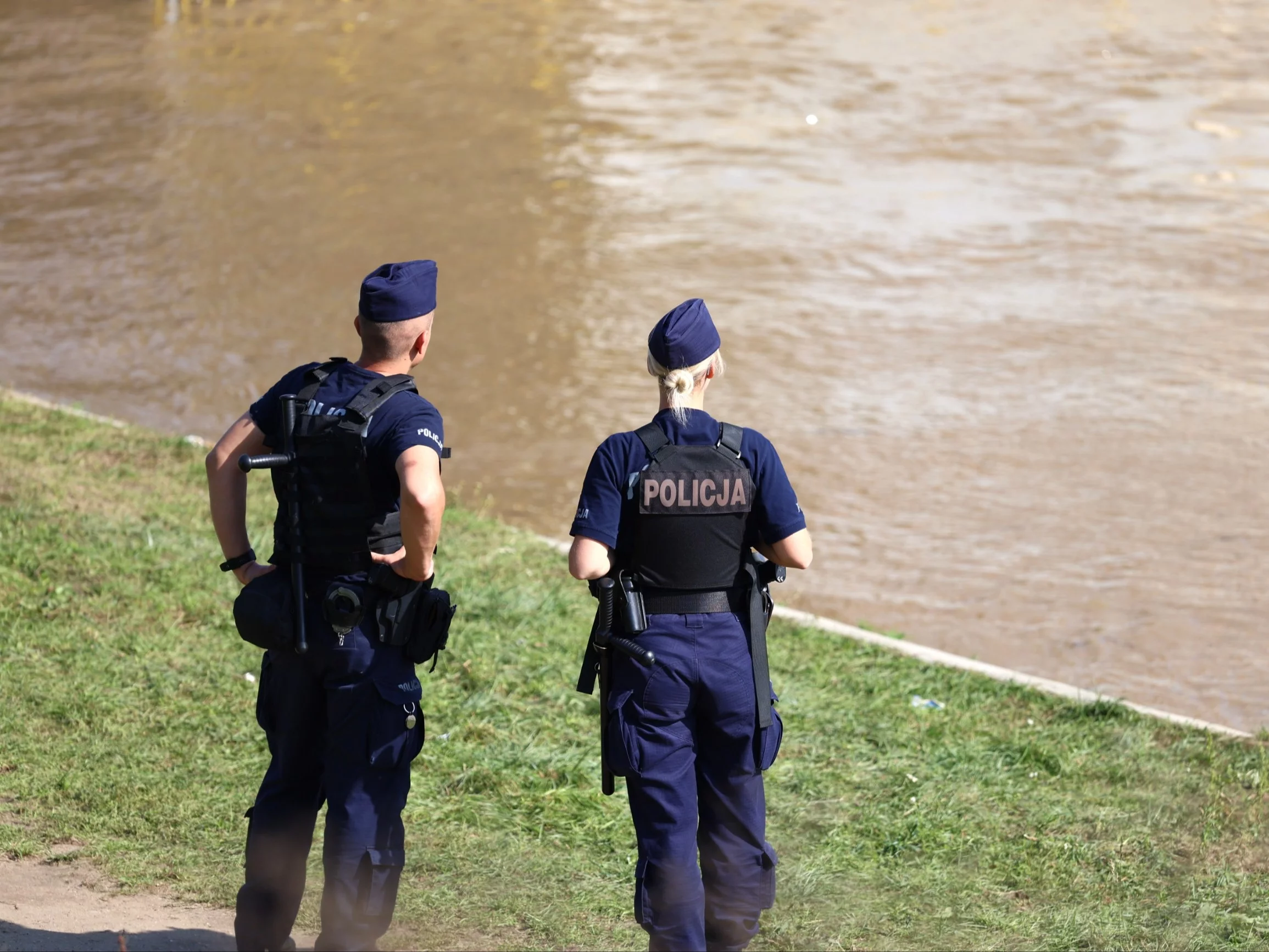Tajemnicza śmierć pod Warszawą. Ciało uwięzione w zaporze