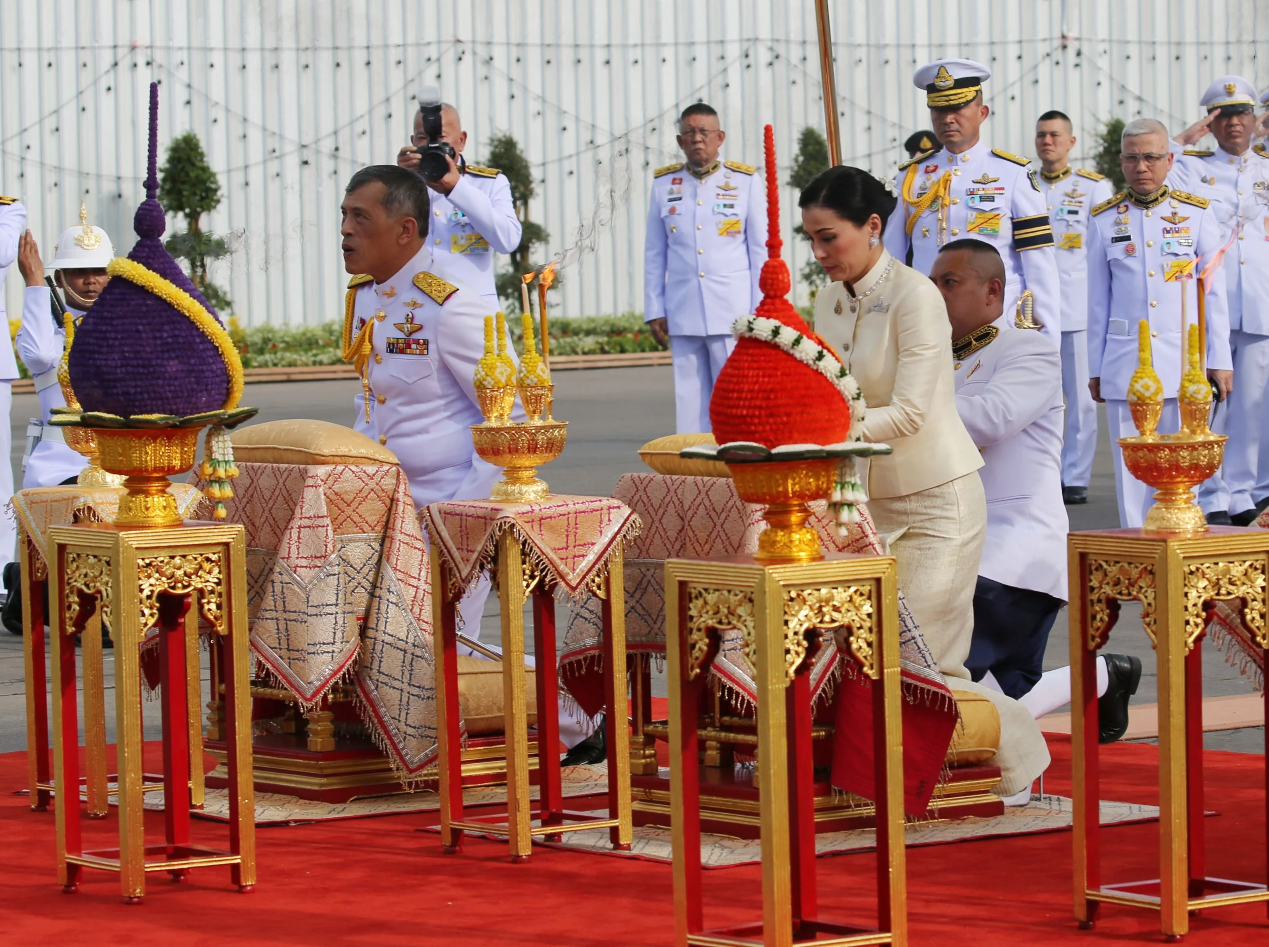 Król Rama X i jego żona, królowa Suthida