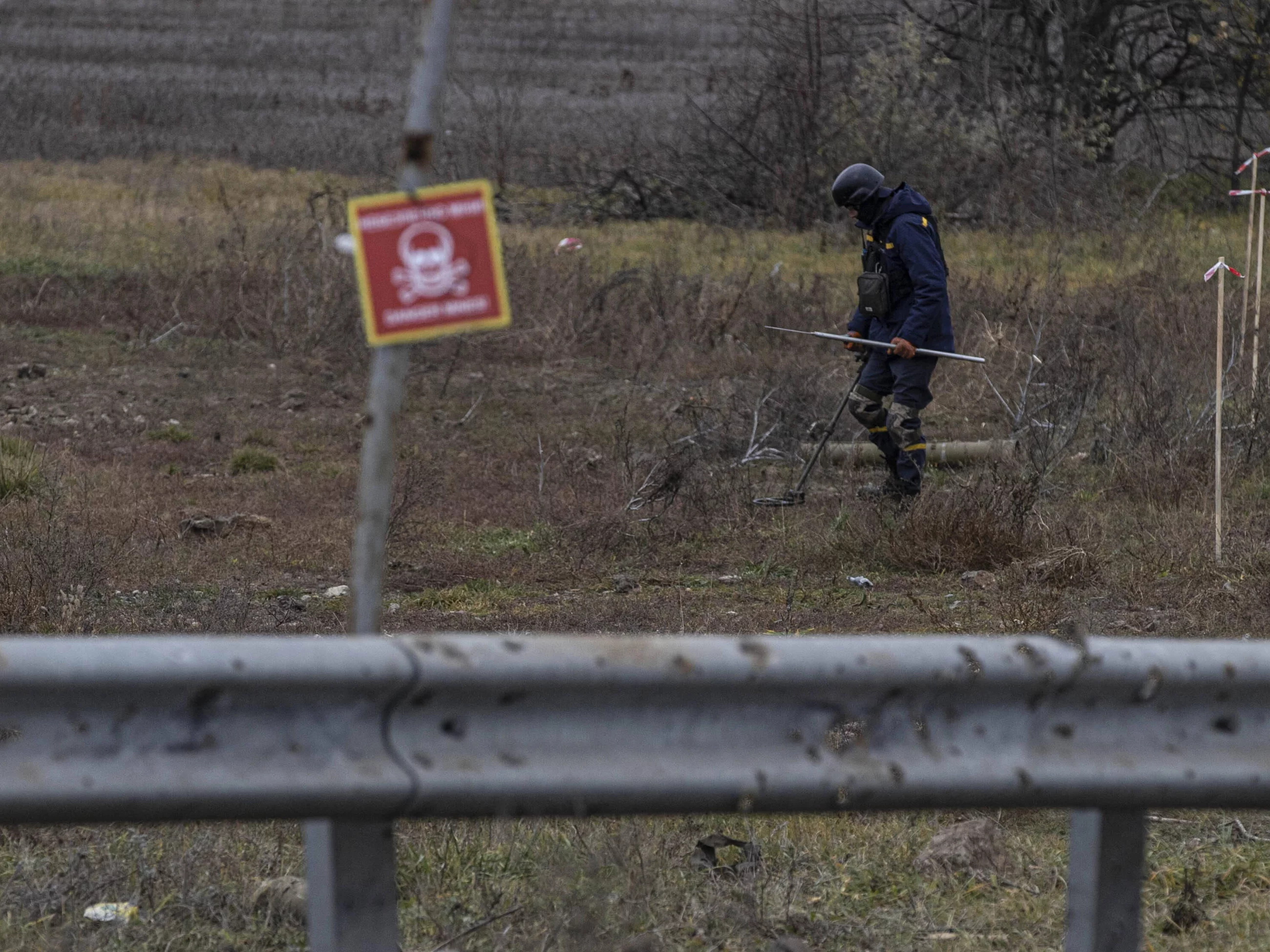 Ukraińskie służby usuwają niewybuchy po wycofaniu Rosjan z Chersonia, zdjęcie ilustracyjne