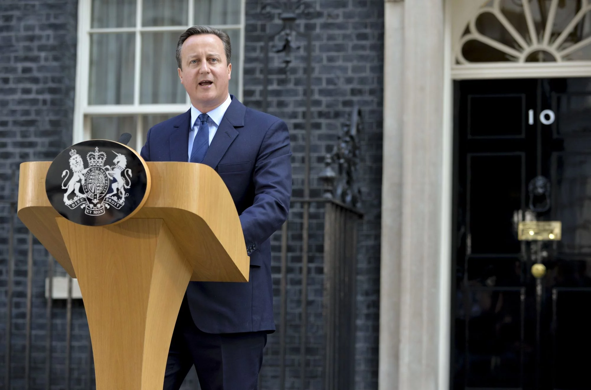 David Cameron przed siedzibą przy 10 Downing Street