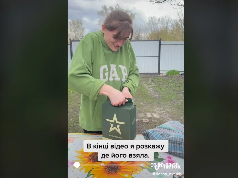 Dasha rozpakowała rosyjską rację żywnościową