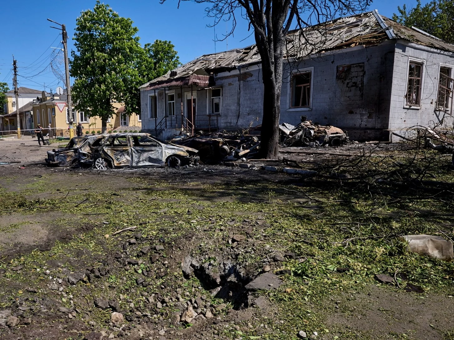 Uszkodzone samochody w pobliżu miejsca ostrzału w centrum miasta Złoczów w Ukrainie