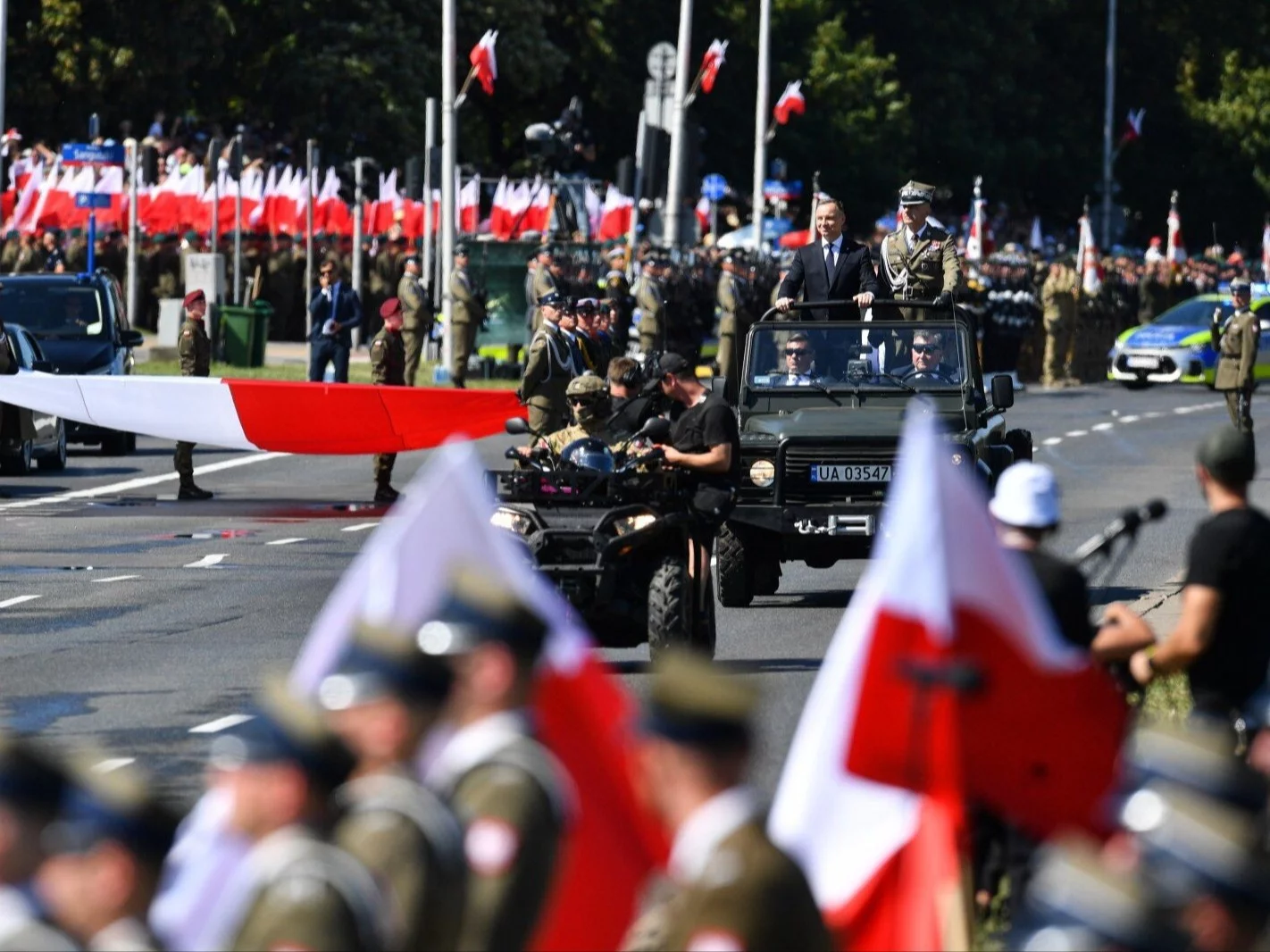 Prezydent Andrzej Duda i szef Sztabu Generalnego Wojska Polskiego gen. Rajmund Andrzejczak na defiladzie „Silna Biało-Czerwona”