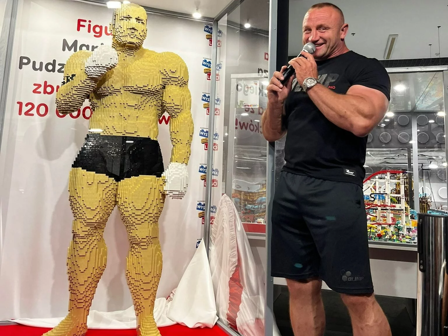 Mariusz Pudzianowski i jego figura z klocków Lego