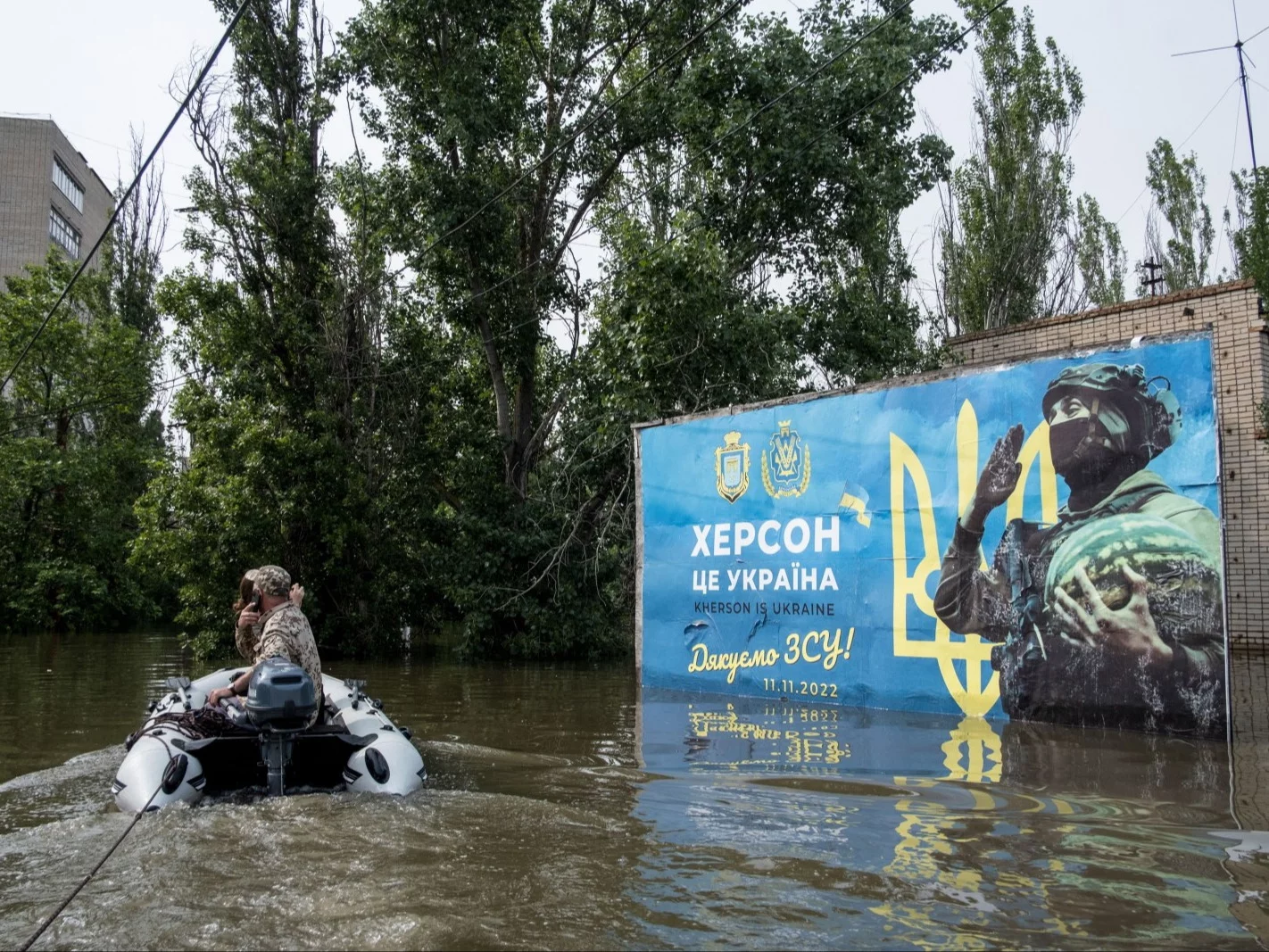 Ewakuacja z zalanego obszaru Chersonia w Ukrainie