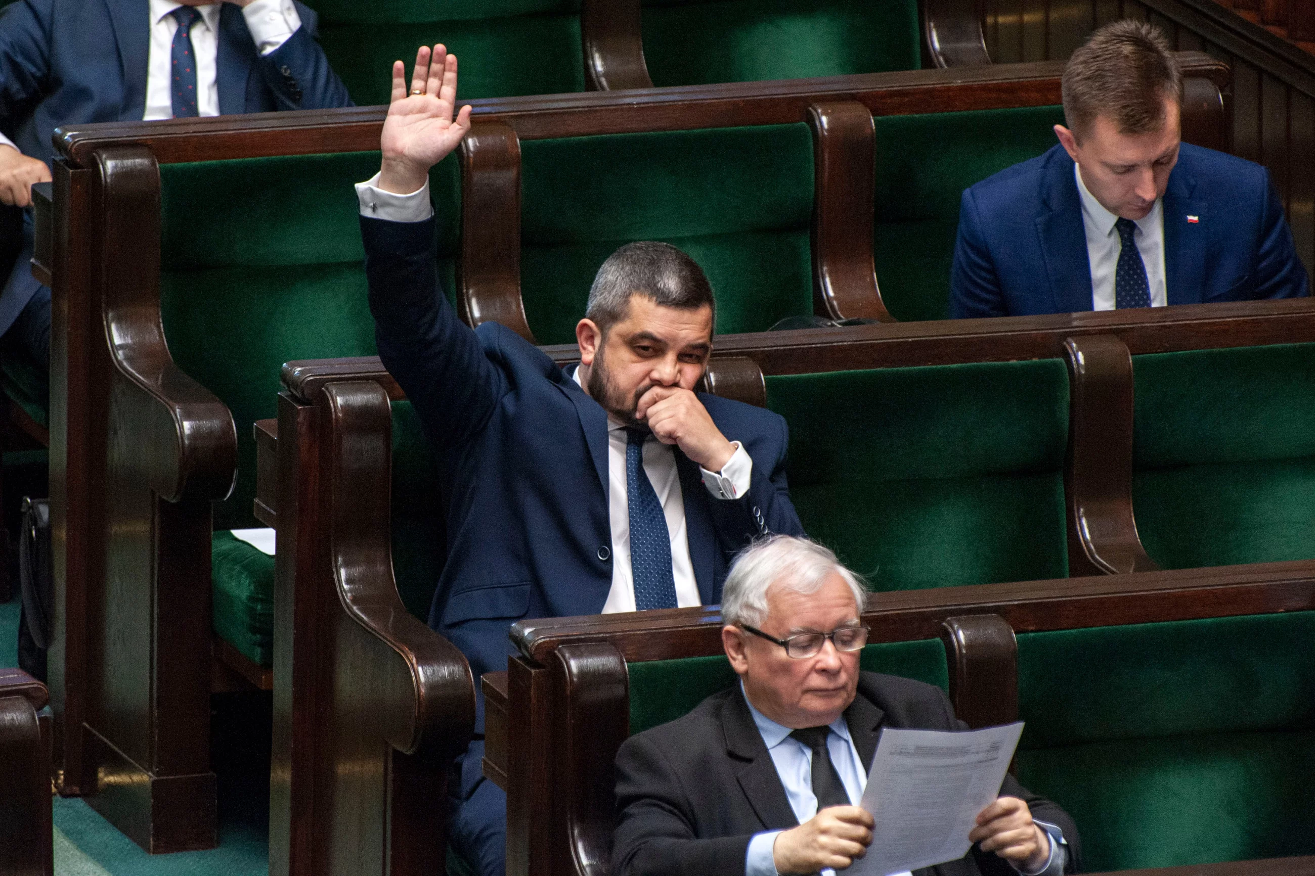 Krzysztof Sobolewski, Jarosław Kaczyński i Łukasz Schreiber w sejmowych ławach